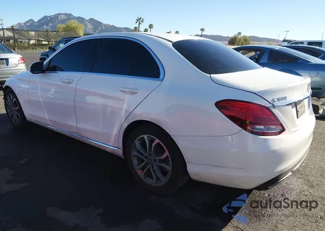 2017 Mercedes-Benz C 300 z USA, uszkodzony, nr VIN 55SWF4JB8HU211538